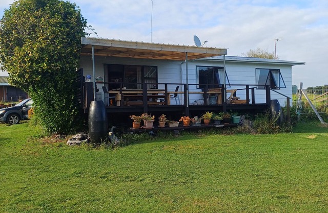 Seaview Paradise with charter fishing, diving, sandy beach and relaxing