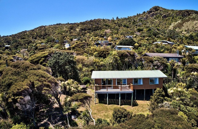 Seaview, Sun and Surf - Piha Holiday Home