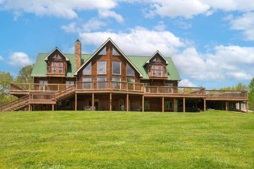 Secluded 18-Acres with Pool Hot Tub Pool Table