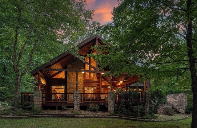 Secluded 3BR custom cabin. Hot tub!