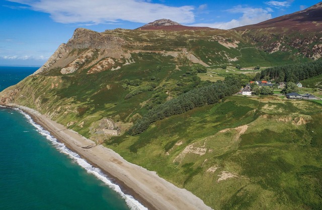 Secluded and tranquil retreat between mountain and sea nEncil diarffordd, tawel