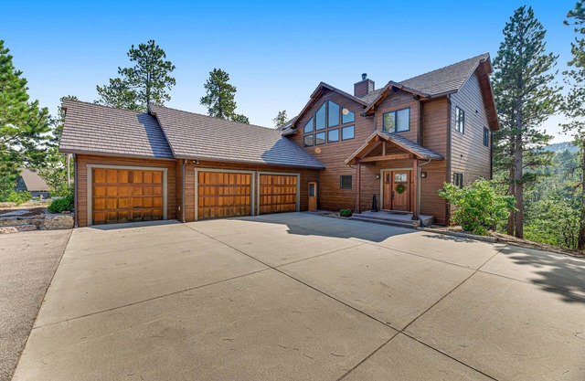 Secluded cabin between Spearfish and Deadwood w/WiFi, hot tub, private decks