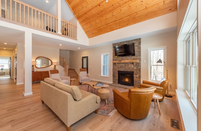 Secluded Chalet w/Hot Tub & Pool Table