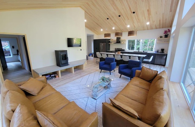 Secluded Chalet with hot tub, sauna, and cold plunge