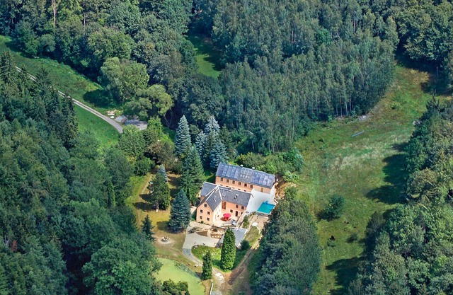 Secluded holiday home for groups with pool, sauna, wood-burning stove and more...