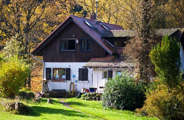 Secluded house for nature lovers with fireplace and lots of forest in the middle of the Odenwald.
