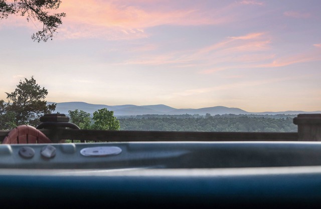 Secluded, luxurious cabin perched above Eagle Fork Creek with sunrise views.