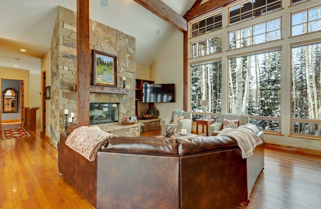 Secluded luxury cabin w/game room & mountain views - close to skiing