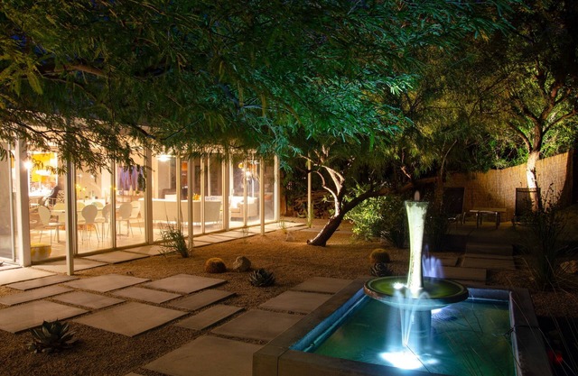 Secluded Midcentury Oasis! Pool, spa, outdoor kitchen, super close to hiking 🌴