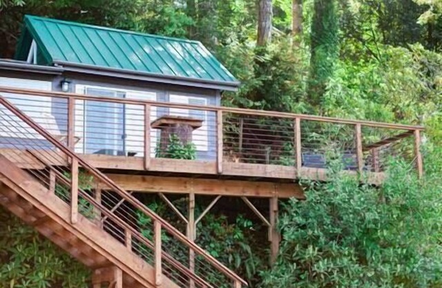 Secluded mini lakefront Cabin on North Tenmile Lake - Boat in only.