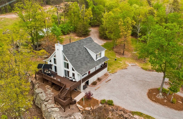 Secluded Mountain House on 12 acres w/Pond! 20 min to downtown Chattanooga!