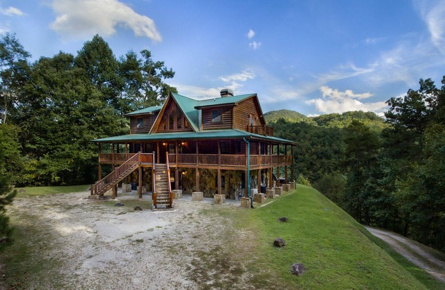 Secluded Mountain Lodge with private dock on a picturesque lake