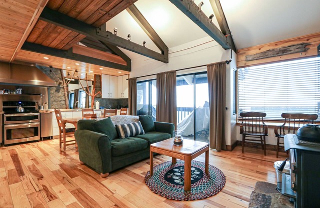 Secluded Mountain Cabin, Open Floor Plan, Washer/Dryer. Near the Golf Course