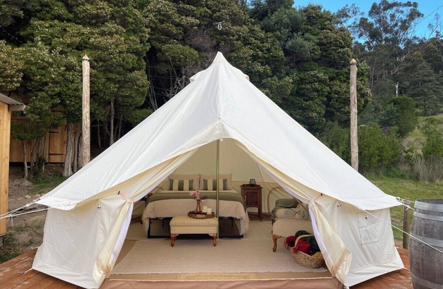 Secluded off grid romantic hideaway with stunning views