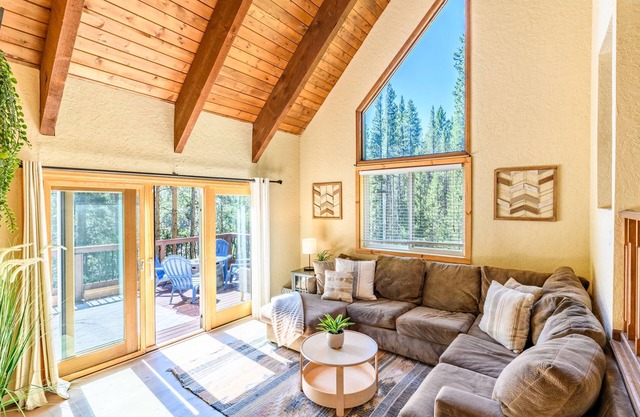 Secluded rustic cabin 2 miles from Breck gondola w/wooded lot & hot tub