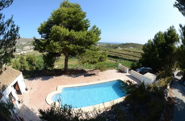 Secluded Villa with heated private pool and far-reaching sea views