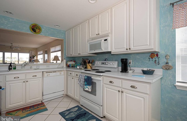 Second story condo with beautiful and relaxing views of Indian River Bay!