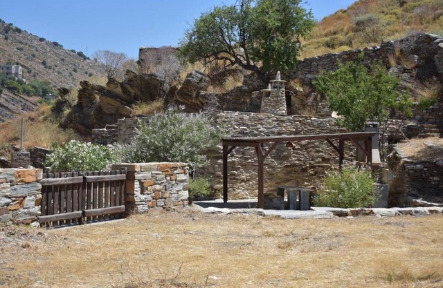 Secret isolated stone house in Kea 2' away from the beach
