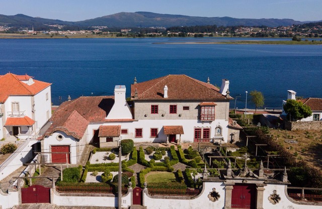 Secular manorial house, unique, on the river Minho