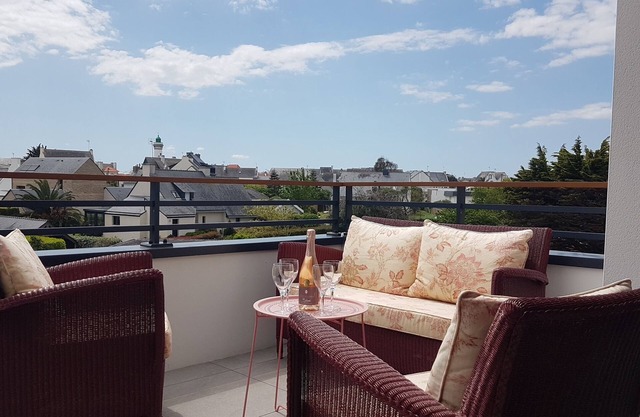 Secure luxury residence, top floor, terrace, beach 500m away, garage