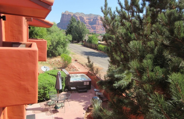 Sedona Group Oasis: 3 Connected Townhomes - 2 Hot Tubs - Near Hikes, Shops, Food