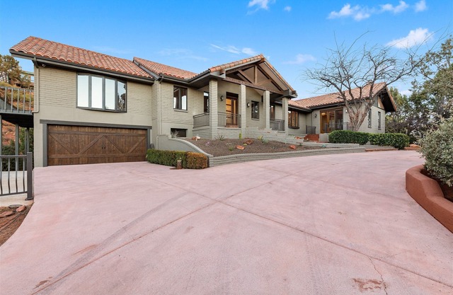 Sedona Manzanita Estate - Spacious Uptown home