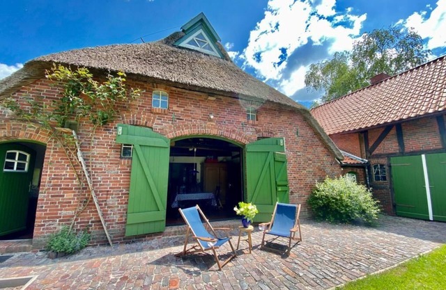 Sehestedt farmhouse with large plot of land directly behind the dyke