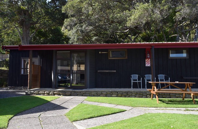 Self-Contained 2-bedroom Unit in stunning Amodeo Bay. Views to the Ocean