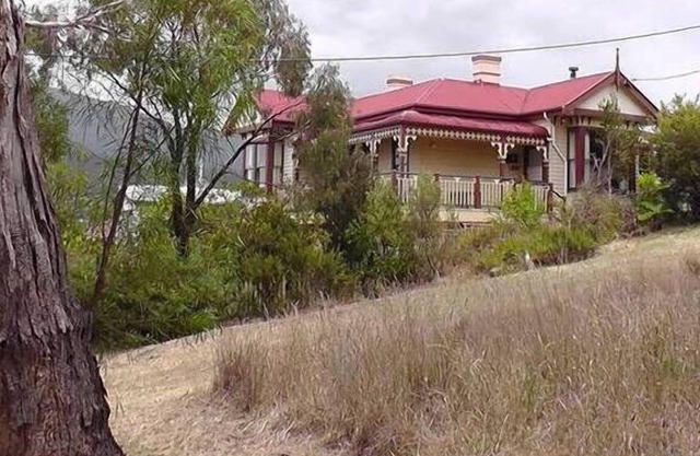 Self-contained apartment adjacent to bushland reserve close to Hobart city