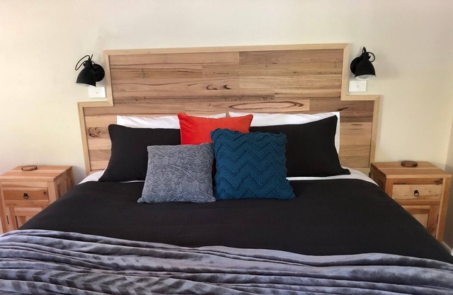 Self-contained King suite, bath and shower, beautiful views, wood fire, Wifi