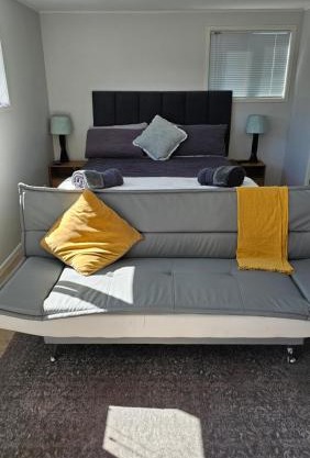 Self contained studio apartment close to Mission Estate