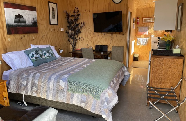 Self contained unit. By the beach and golf course only 2.2 kms to town centre