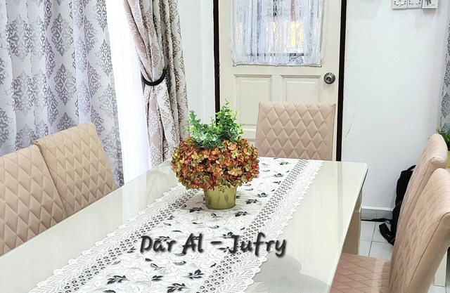 SEMI D 4-bedroom house with AC, WiFi & Netflix