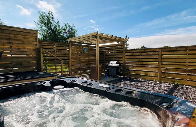 Semi-detached deluxe lodge offering the perfect romantic retreat.