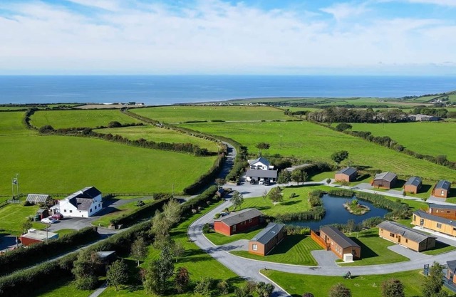 Semi-detached deluxe lodge offering the perfect romantic retreat.