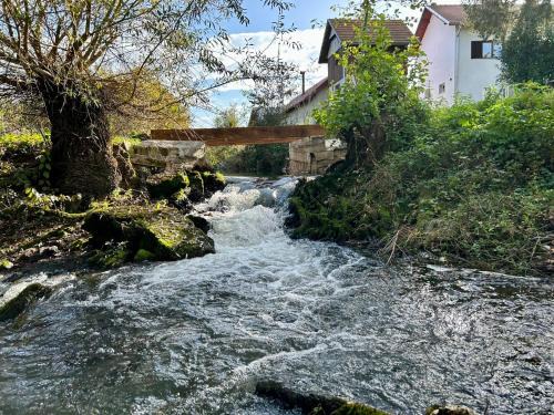 Seosko Imanje Na Obali Rijeke