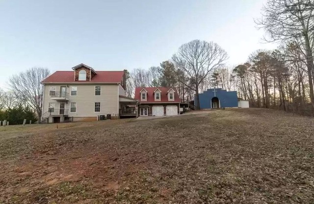 Serene 3 Bedroom home on quiet 10acre 6 queen beds