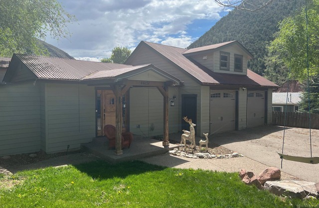 Serene 4-bedroom house with WiFi just outside Glenwood Springs