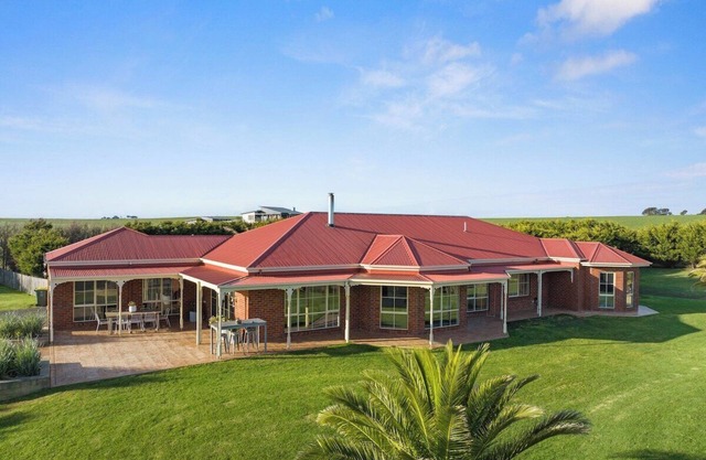 Serene Beach Haven: Sleeps 12