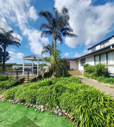 Serene Hamilton Home I Pool I Yard I Home Theatre