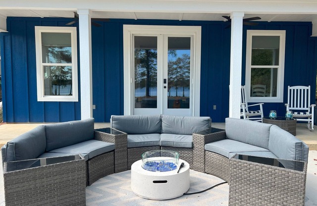 Serene lakefront cottage