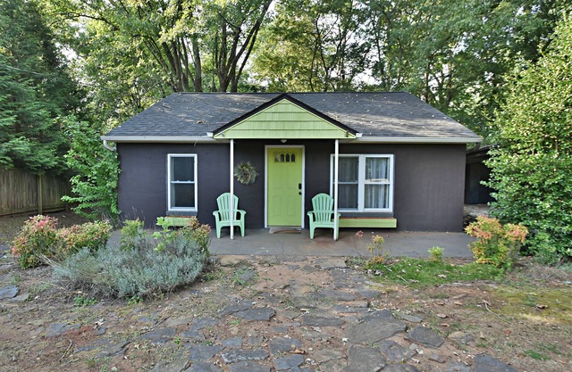 Serene Retreat: 2BR House w/Wooded View & BBQ grill, Pets OK!