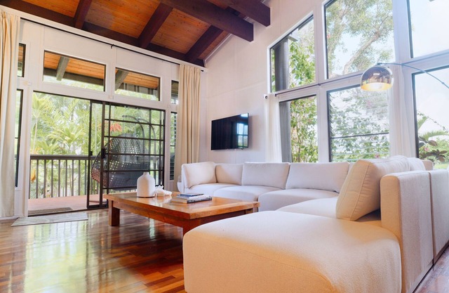 Serene Updated End-Unit Oasis, 3 Bd + Loft & 2 Ba, NEW AC, Walk to Beach, Pool