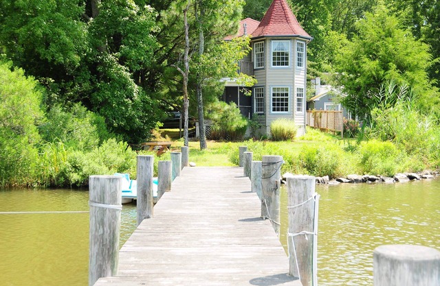 Serene Waterfront Cottage with dock and gorgeous views.