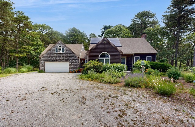 Serene wooded hideaway with spacious deck & Rail Trail access - near beach