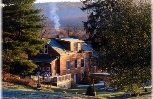Serenity Falls Charming home w/stone wood fireplace. Close to 7 Springs Resort