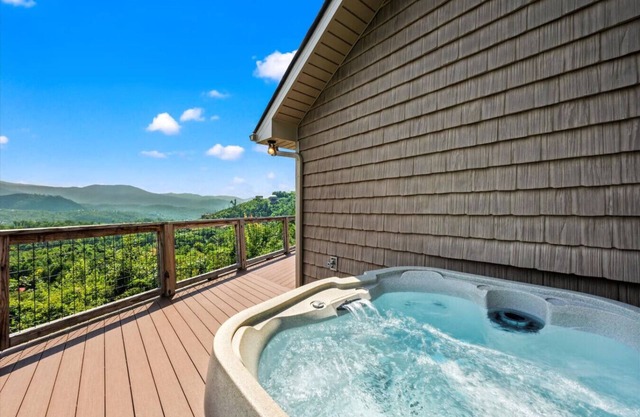 Serenity Mountain: Stunning MTN Views! Hot Tub*5 Mins to GBurg+Quiet