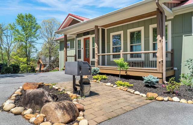 SERENITY SANCTUARY - 5 Bedrooms, sleeps 20!