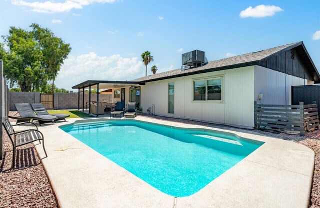 Serenity Springs: Poolside Chandler Retreat