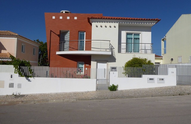 SESIMBRA HOUSE WITH HEATED POOL (see months in description)